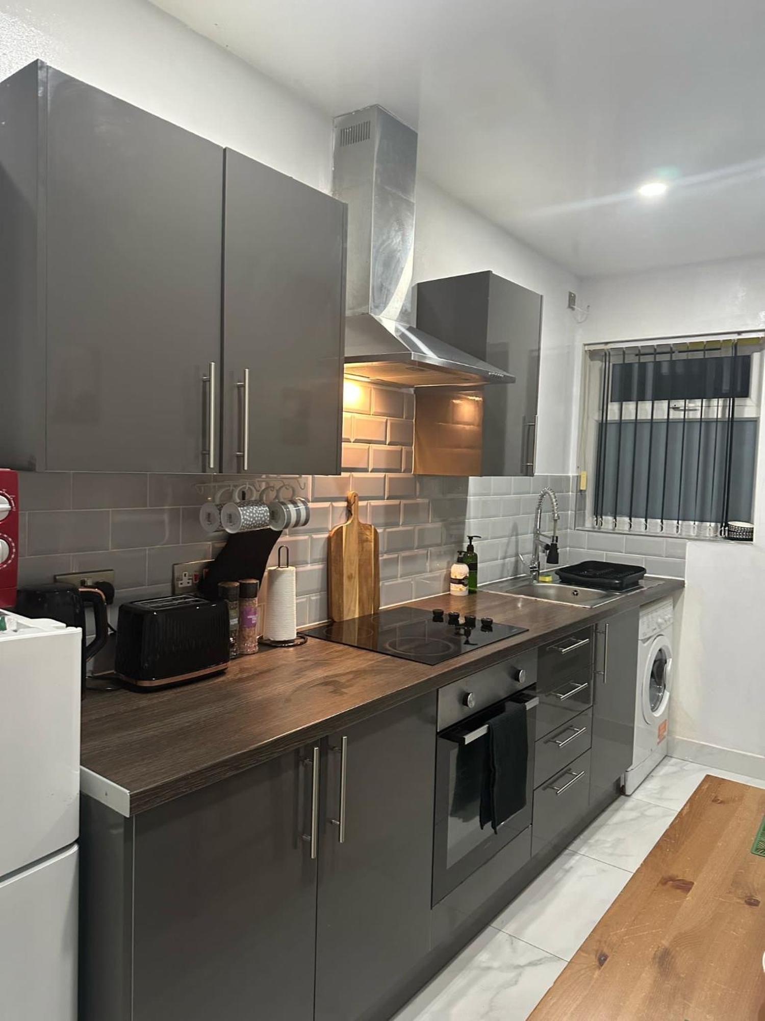 2 Bedroom Flat In Wales Cardiff