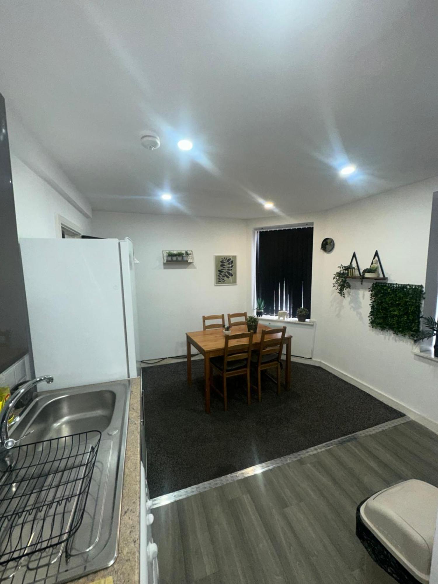 2 Bedroom Flat In Wales Apartment