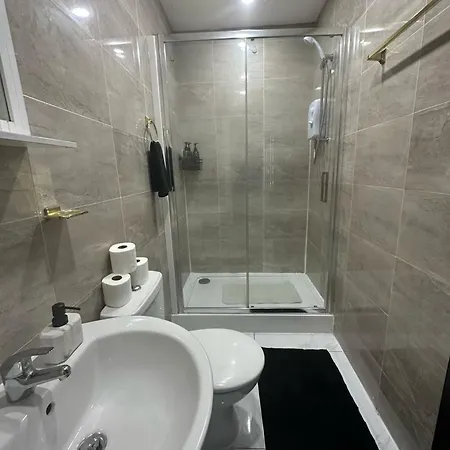 2 Bedroom Flat In Cardiff Wales Extérieur photo