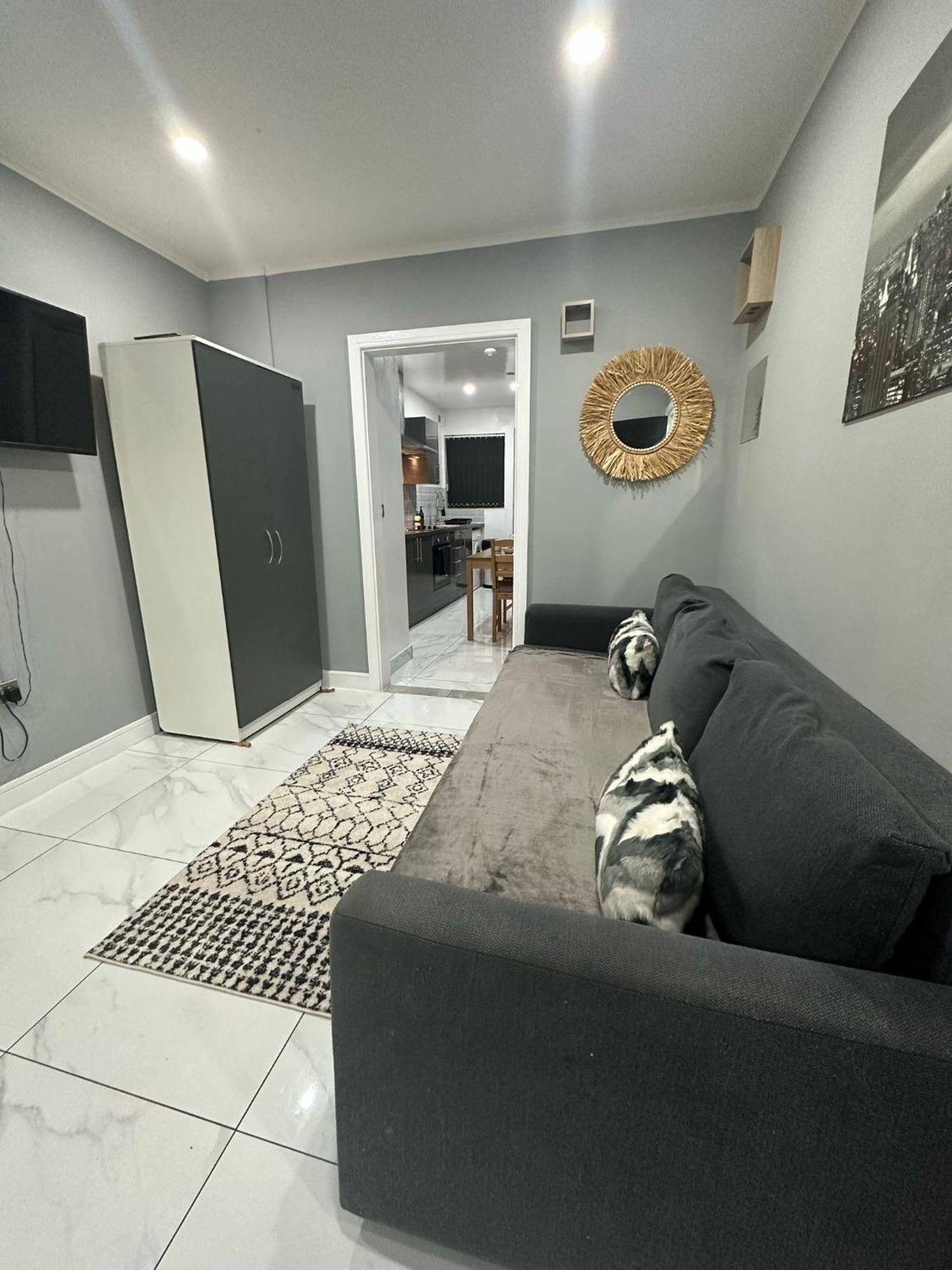 Apartment 2 Bedroom Flat In Wales Cardiff